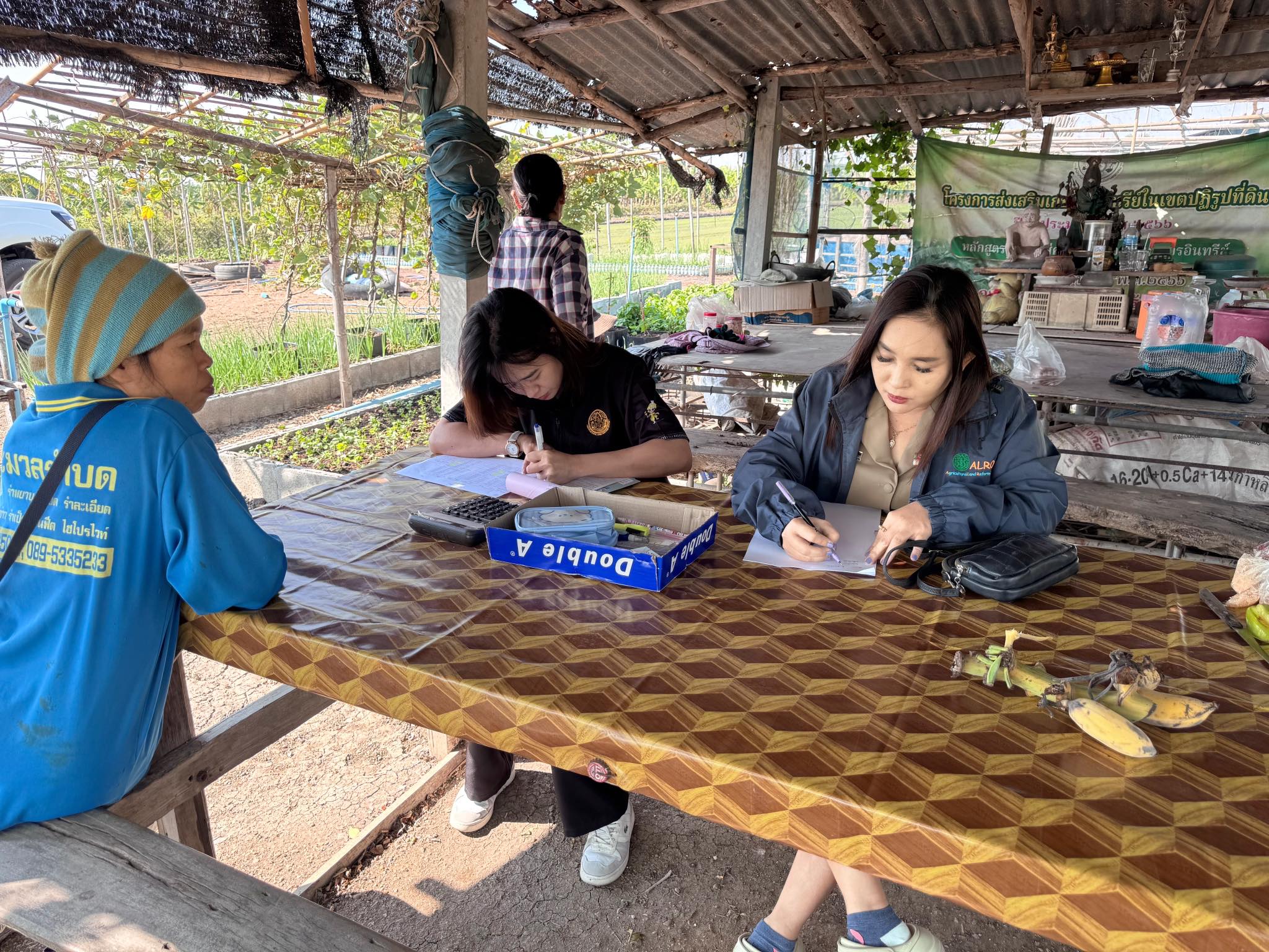 title - ส.ป.ก.อ่างทอง ลงพื้นที่ให้บริการรับชำระเงินกู้ยืมและประชาสัมพันธ์เงินกองทุนการปฏิรูปที่ดินเพื่อเกษตรกรรมแก่เกษตรกร